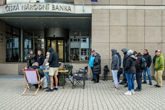 Fronta před budovou České národní banky