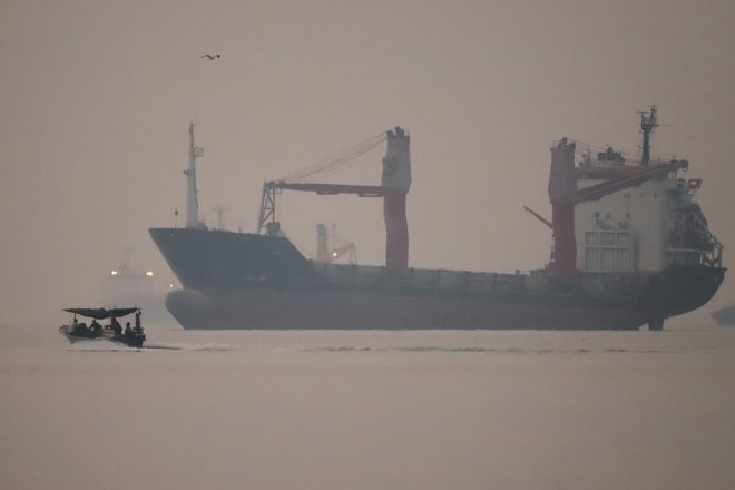 Hormuzský průliv je po sedmi měsících prakticky otevřený, hlásí největší americká banka JPMorgan. Ropa se přesto drží kolem 100 dolarů za barel.