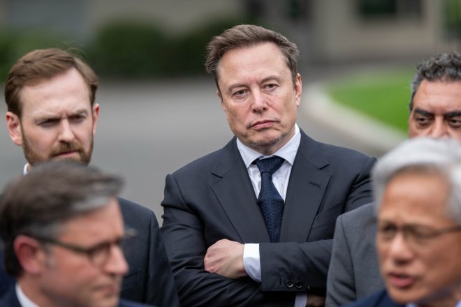 Musk narazil na mocnější soupeře, indické miliardáře. A teď se durdí
