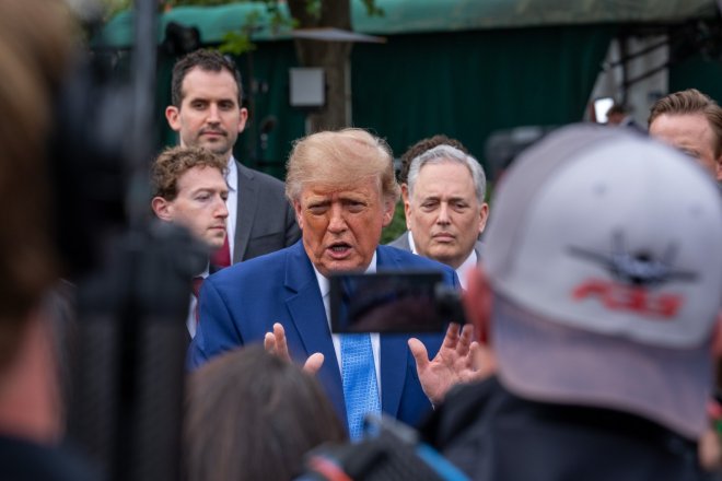 Trump podepsal s lídry AI dohodu o regulaci, ta je podle něj morálně závazná