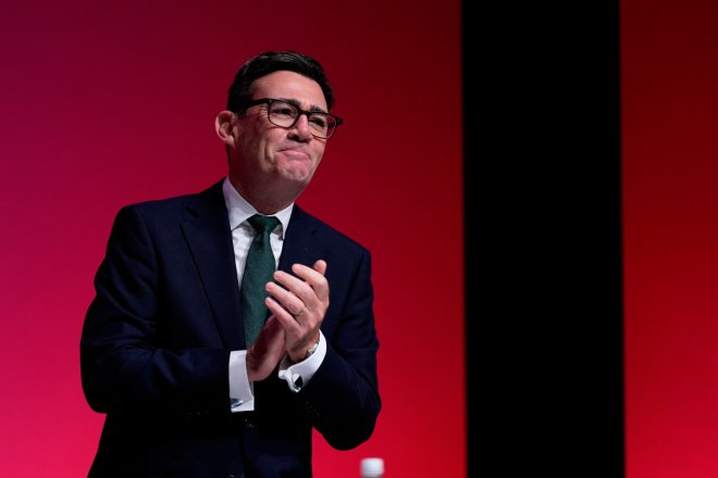 Brexit Británii neprospívá a nastal čas hledat novou cestu. Takový vzkaz vyslal premiér Andy Burnham, který ve středečním rozhovoru pro BBC připustil i možnost návratu země do Evropské unie