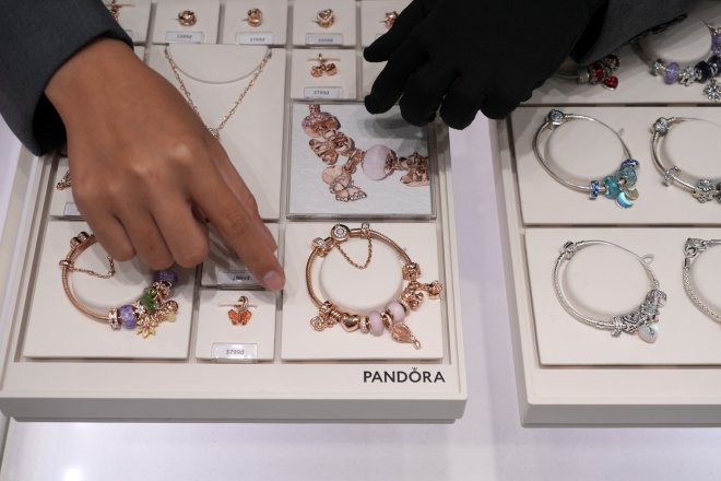 Diamantové šperky mají oslovit širší okruh zákazníků. Pandora proto sází na laboratorně pěstované kameny, které lákají nižší cenou a podle firmy i menší ekologickou zátěží.