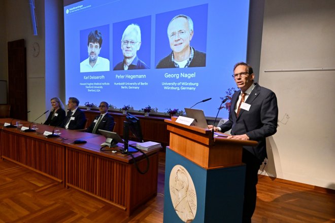 Nobelovu cenu získali vědci, kteří dokážou „ovládat“ neurony světlem