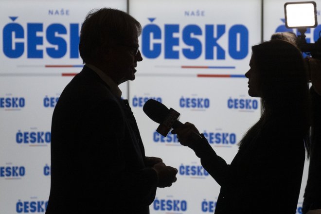 Senátor Tomáš Fiala (vlevo), který obhájil svůj mandát v prvním kole senátních voleb, hovoří s novináři ve volebním štábu hnutí Naše Česko