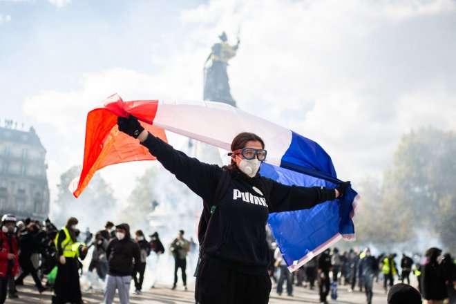 Při demonstracích bylo podle policie v Paříži zadrženo rekordních 855 lidí