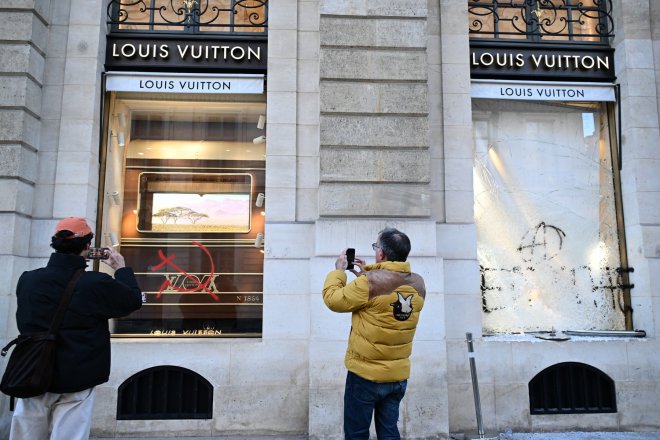 Řadě pařížských obchodů s luxusním zbožím, včetně značek Dior, Rolex, Louis Vuitton a Ralph Lauren, však výtržníci podle agentury poškodili výlohy.