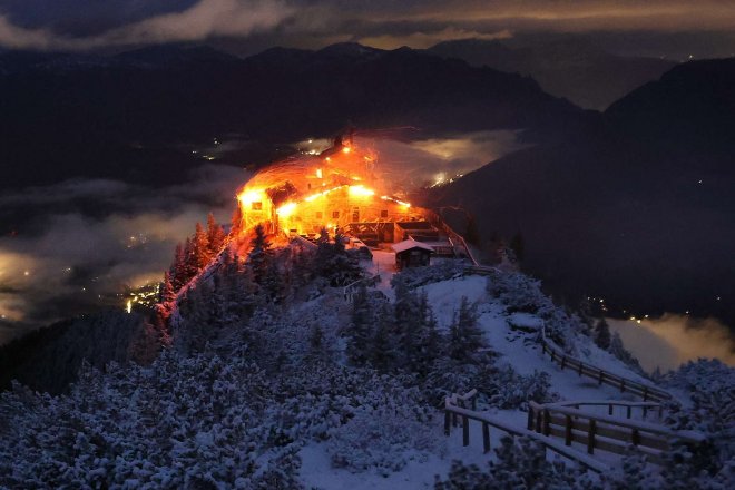 Rozsáhlý požár v noci na sobotu těžce poškodil Kehlsteinhaus, známý jako Orlí hnízdo, někdejší horské sídlo Adolfa Hitlera v bavorských Alpách