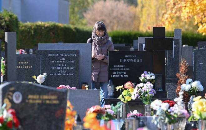 Památka zesnulých letos připadá na pondělí 2. listopadu a obchodníci očekává nejsilnější zájem o pietní sortiment v posledním týdnu před svátkem
