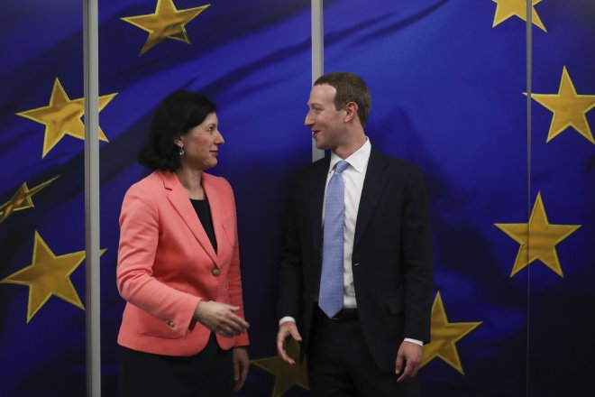 Evropská komisařka Věra Jourová a generální ředitel Facebooku Mark Zuckerberg v Bruselu, archivní snímek z února 2020.