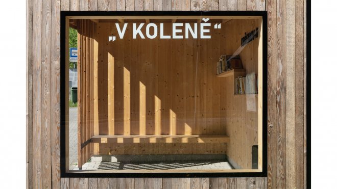 Zastávka v Kořenově je minimalistickým, ale výrazným gestem v krajině Jizerských hor.