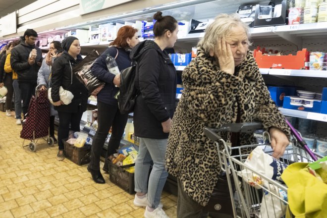 Plná nákupní centra před Vánoci byly jen klam, Češi šetří jako nikdy.