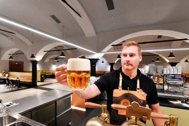 Podíl piva na tržbách v gastronomii klesl z pětiny v roce 2019 na letošních 15 procent.