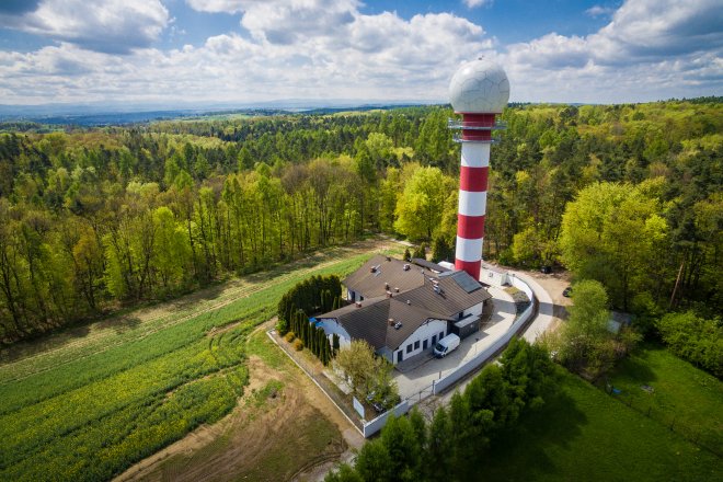 Radar s radomem