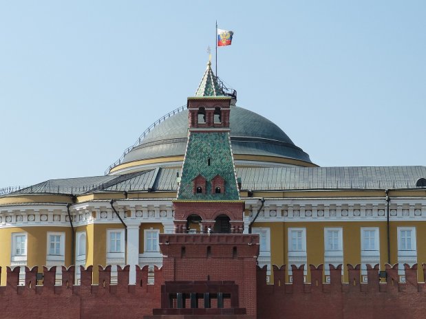 Propaganda za miliardu. Kreml nakoupil státní vlajky a nařídil jejich povinné vyvěšování