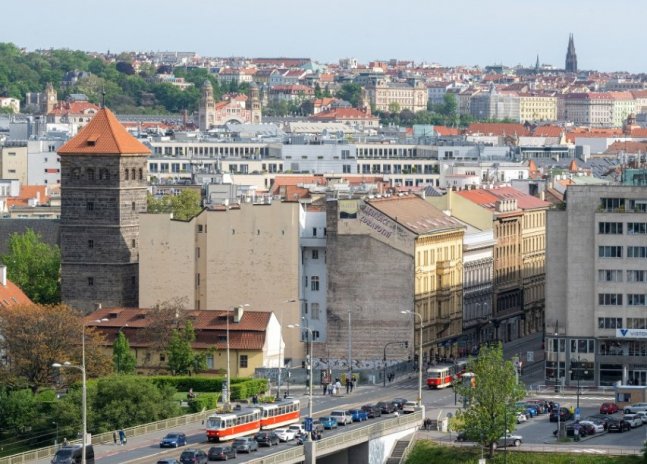 Pohled na proluku v Revoluční ulici