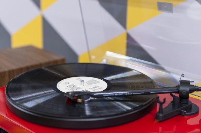 Vinylové desky jsou opět u posluchačů v kurzu. A vydavatelství se tomu přizpůsobují.