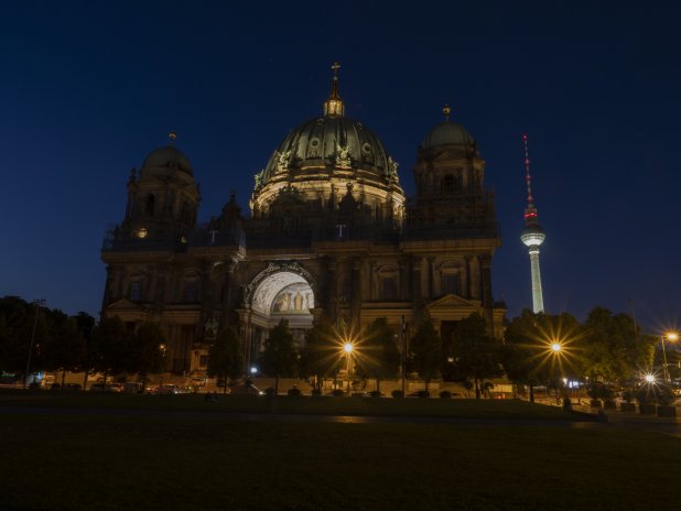 Berlínská katedrála ve snaze připojit se k úsporám energií na konci července vypnula na maximální míru své noční osvětlení.
