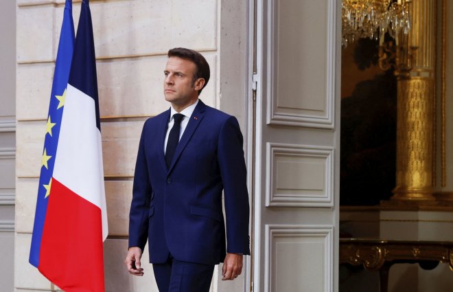 Staronový francouzský prezident Emmanuel Macron byl 7. května 2022 slavnostně uveden do funkce.