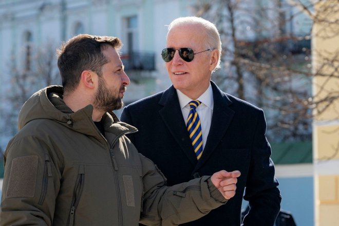 Ukrajinský prezident Volodymyr Zelenskyj a prezident USA Joe Biden (vpravo) v Kyjevě.