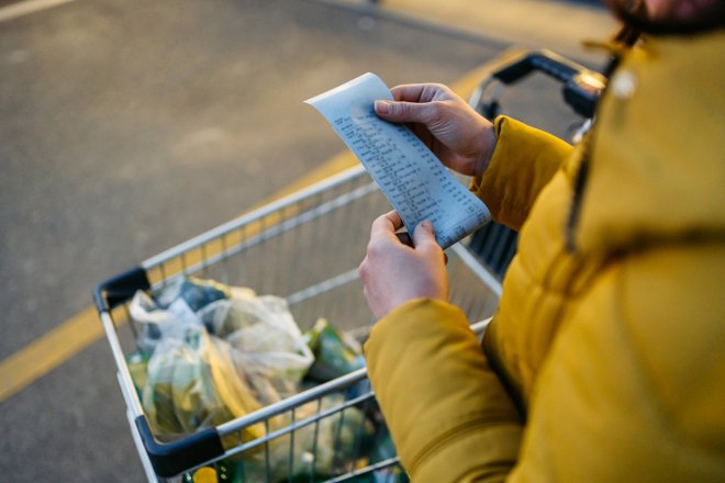 Česká ekonomika klesla, domácnosti méně utrácely