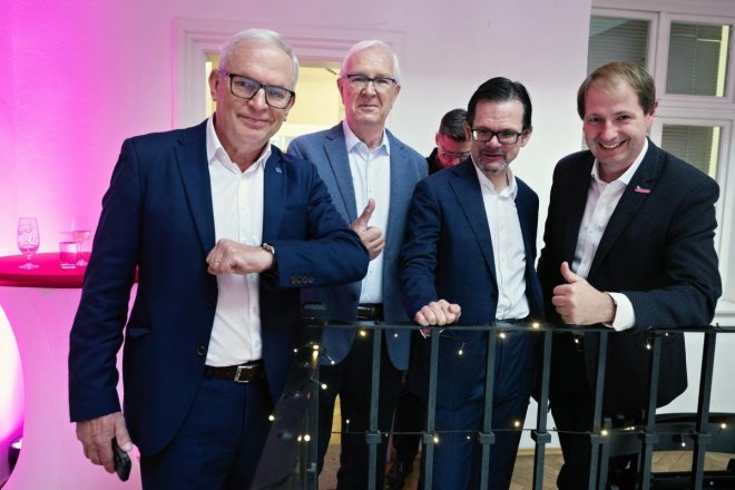 Volební štáb Starostů k výsledkům druhého kola voleb do Senátu, 17. října 2026, Praha. Zleva kandidát David Smoljak a místopředseda Senátu Jiří Drahoš.