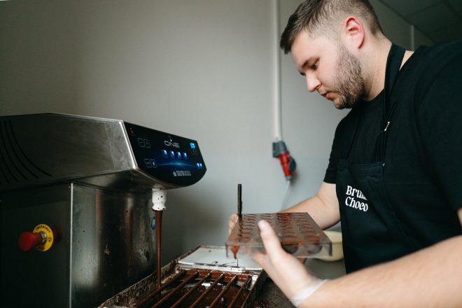 Zakladatelem značky Brutal Choco je podnikatel Šimon Siegel