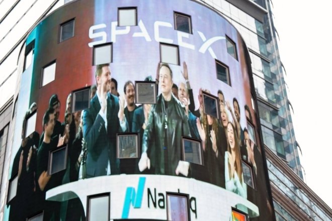 Projev Elona Maska před začátkem vstupu na burzu NASDAQ promítaný na obrazovku na Times Square 12. června 2026 v New Yorku