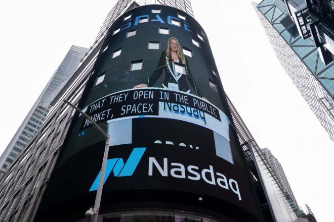 Hodnota firmy SpaceX první den po vstupu na burzu překročila dva biliony dolarů.