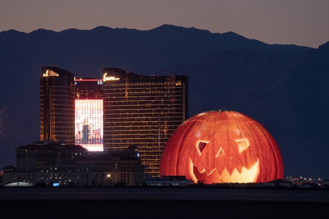 Sphere se umí proměnit takřka v cokoli. Třeba v obří Halloweenskou dýni