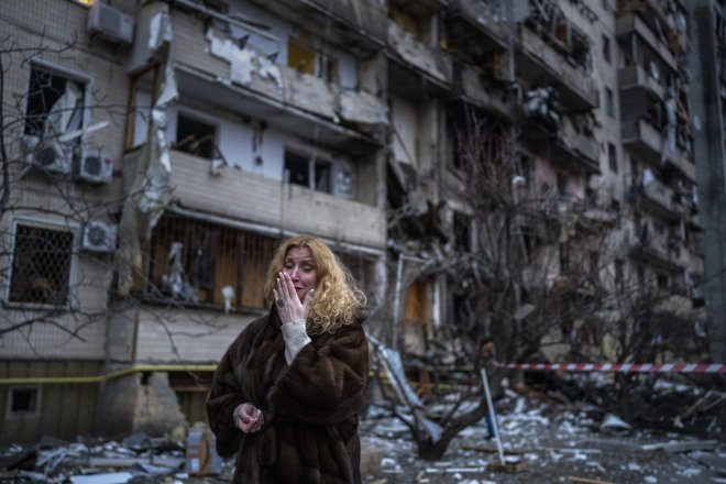 Jedna z obyvatelek Kyjeva před domem, v němž bydlela, zničeném po ruském raketovém útoku.