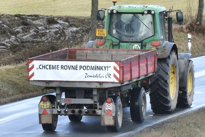 Traktory opět blokovaly silnice. Zemědělci protestují proti dotační politice