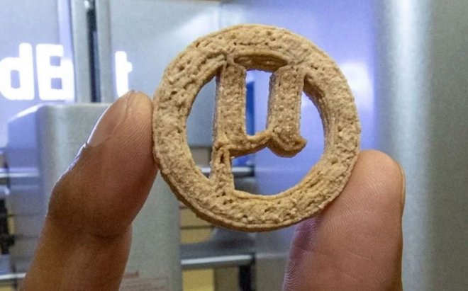 Sušenka z plastu a zemědělských zbytků protažených přes geneticky upravené kvasinky.