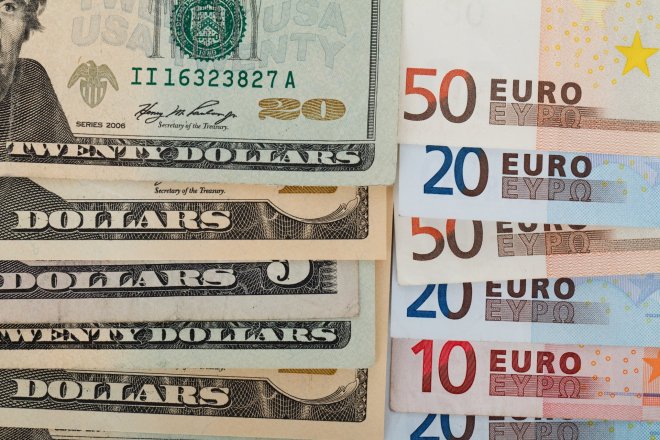 Euro se zřítilo pod úroveň dolaru, kvůli cenám plynu i německému exportu