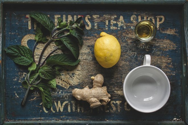 Kyselé ovoce a zelený čaj pomáhají odbourávat kyselinu močovou.