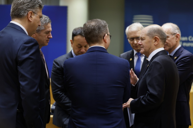 Chorvatský premiér Andrej Plenković, slovinský premiér Robert Golob, irský premiér Leo Varadkar, finský premiér Petteri Orpo, bulharský premiér Nikolaj Denkov, německý kancléř Olaf Scholz a lucemburský premiér Luc Frieden (zleva) hovoří během kulatého stolu na summitu EU v Bruselu ve čtvrtek 1. února 2024.