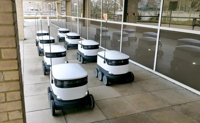 Robotičtí poslíčci jsou připraveni vyrazit s objednaným nákupem k zákazníkovi.