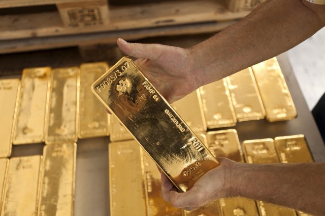 Zlato znovu září. Slabší dolar a naděje kolem Hormuzu ho poslaly na sedmitýdenní maximum
