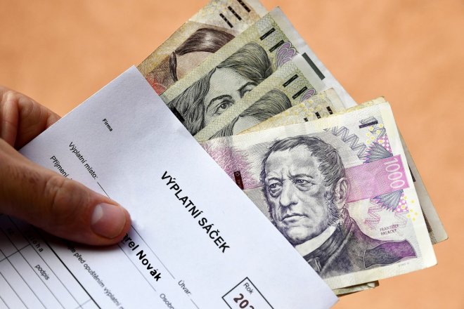 Reálné mzdy padají už dva roky, obratu se Češi dočkají v příštím roce