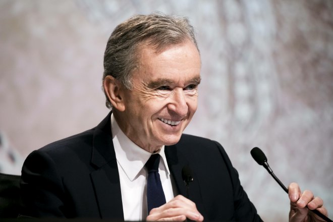 Nejbohatším člověkem na světě je letos podle 37. ročníku žebříčku časopisu Forbes šéf podniku na prodej luxusního zboží LVMH Bernard Arnault.