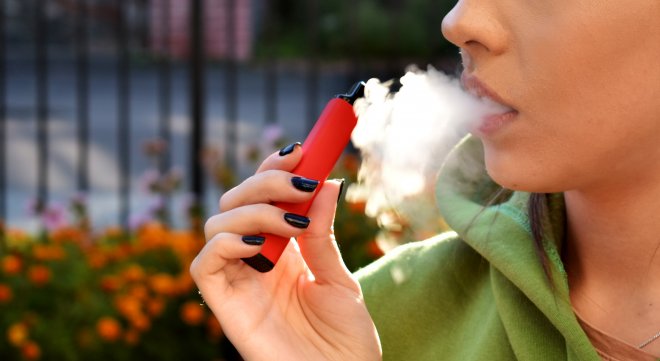 Mladí užívají e-cigarety