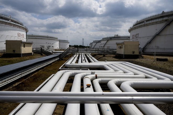 Drahá nafta láme sankce. Británie kvůli palivům povolí dovoz produktů z ruské ropy