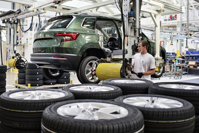 Výroba aut v Česku nabrala na tempu, stejně jako elektromobilů