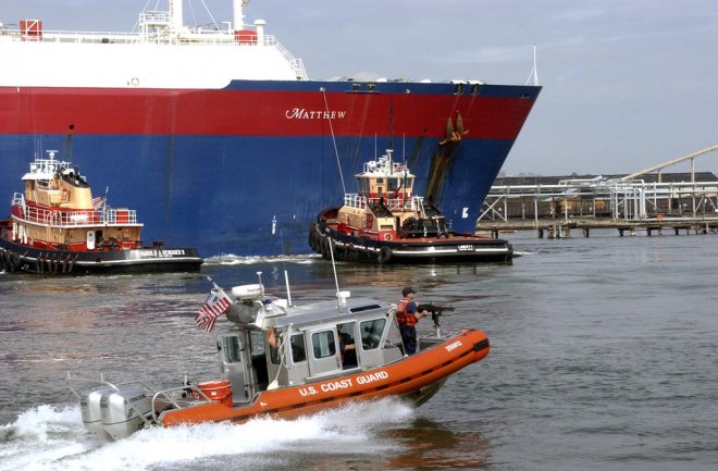 americká pobřežní stráž provádí eskortu tankeru na LNG Matthew v přístavu v Bostonu