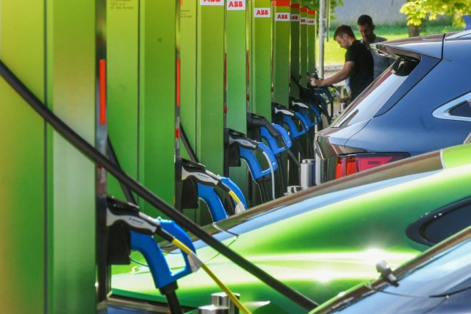 Vládo, probuď se! Bez boomu dobíjecích stanice nebude elektromobilita, varují německé automobilky