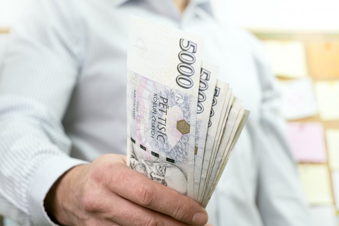 Češi si půjčují víc, úroky klesají. Refinancování má prostor růst