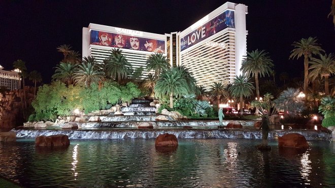 Ikonický Hotel Mirage v Las Vegas, který od MGM Resort kupuje světoznámý provozovatel „hudebních“ restaurací Hard Rock International.