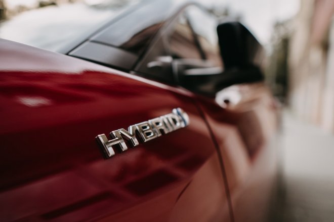 Hybridů přibývá čtyřikrát rychleji než klasických aut. U elektromobilů je to ještě víc