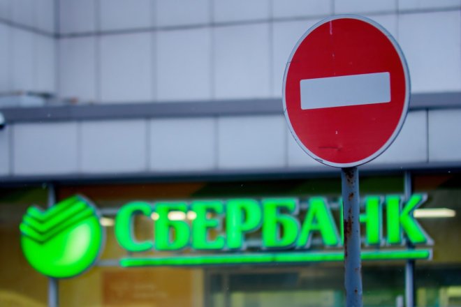 Logo Sberbanky na její pobočce v Moskvě