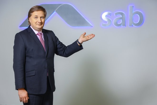 Radomír Lapčík je spolumajitel SAB Finance i Trinity Bank. Zároveň je investorem internetového deníku Newstream.cz