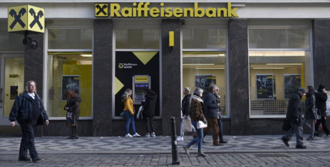 Raiffeisenbank loni stoupl zisk o desítky procent, pomohla fúze s Equa bank